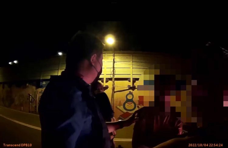 警方在2人口袋內搜出毒品咖啡包，蔡男還辯稱褲子借人穿過。警方提供