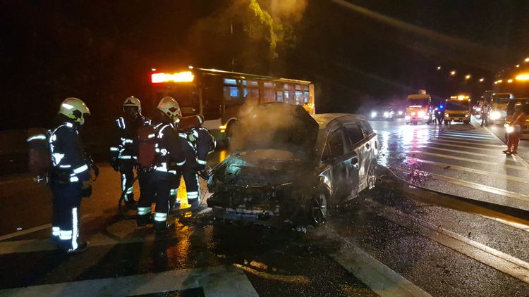 消防隊在現場持續灑水降溫。黃仲瑜攝