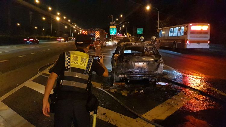 國道警方在現場拍照蒐證。黃仲瑜攝