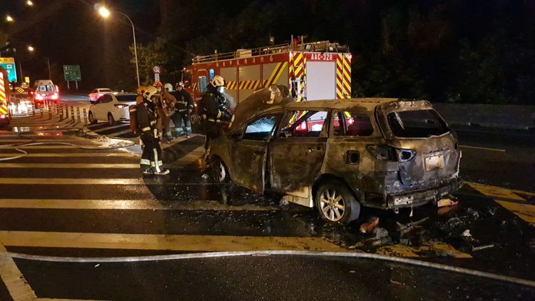 火燒車位置在中山高南下林口匝道出口處的槽化線。黃仲瑜攝