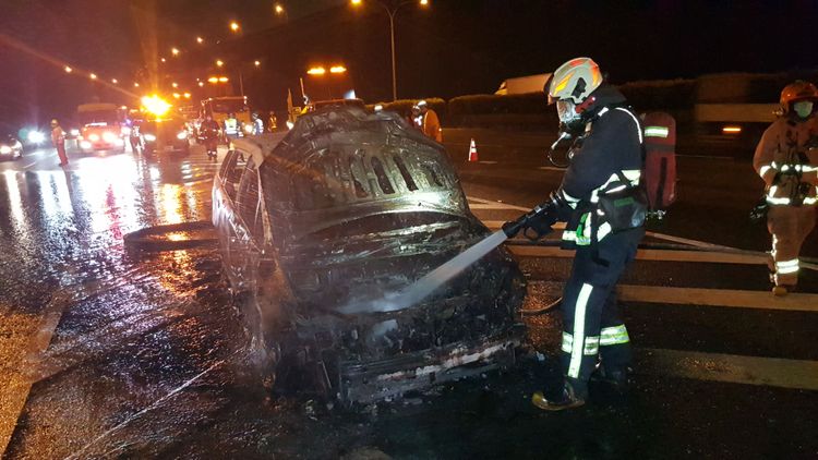 轎車全部燒毀。黃仲瑜攝