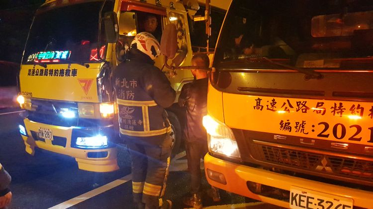 消防隊在詢問駕駛相關資料。黃仲瑜攝