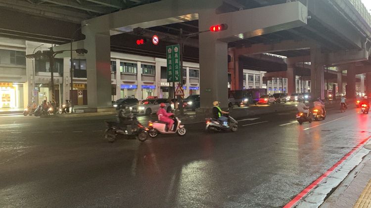 中和交流道口平面道路車流正常。陸運陞攝