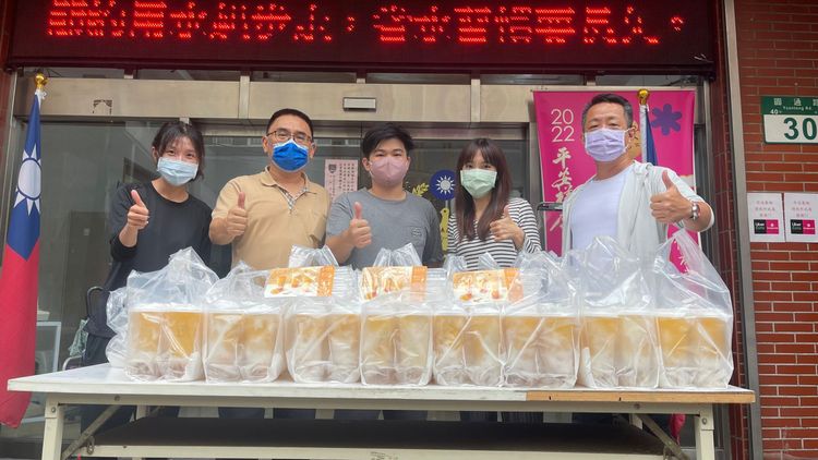 麻古茶坊中和店王姓店長(圖中灰衣)表示，警察的辛苦大家都看在眼裡，感謝中和警察的付出。陸運陞攝