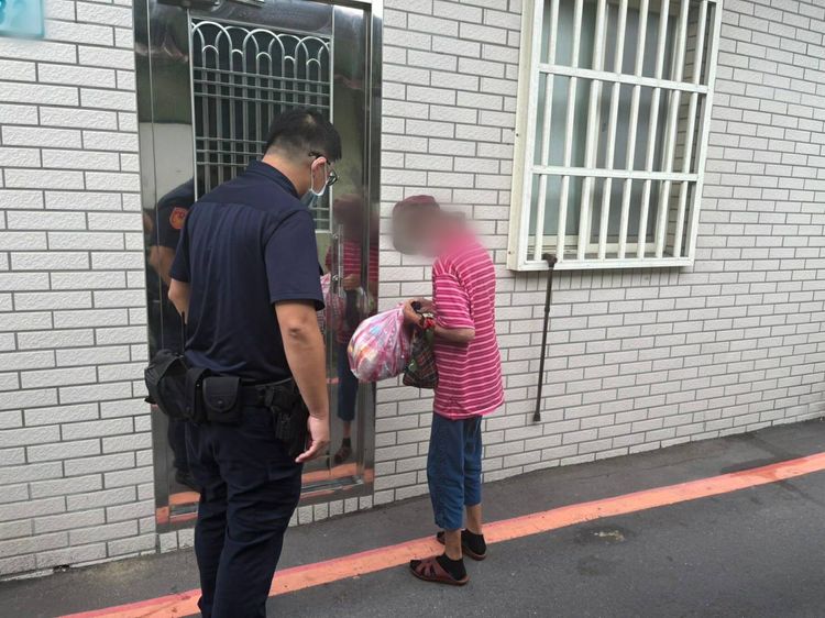 警方接獲報案，發現周婦呆站在中和新生街路旁。警方提供