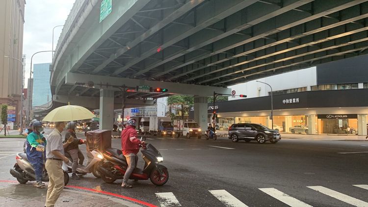 國慶連假啟動，中和平面道路車流還算順暢。陸運陞攝