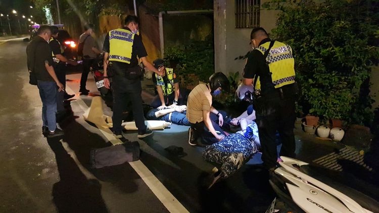 嫌犯被警方壓制在地上。黃仲瑜攝