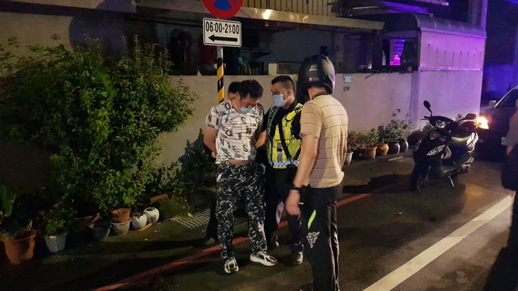 嫌犯被警方帶回偵訊。黃仲瑜攝