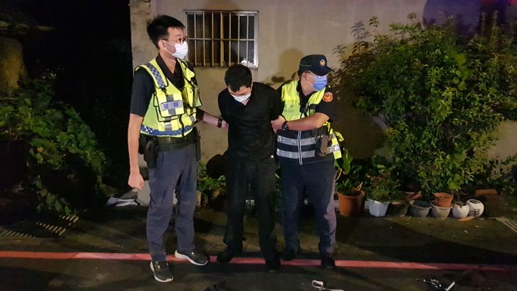 嫌犯被警方帶回偵訊。黃仲瑜攝