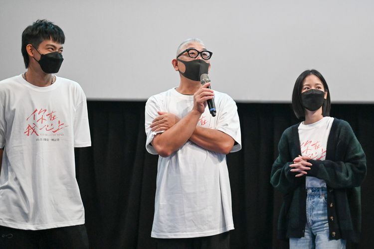 《你在我心上》演員黃新皓（左起）、宮美樂、導演林錦和、袁子芸、張庭瑚開心合影。甲上娛樂提供