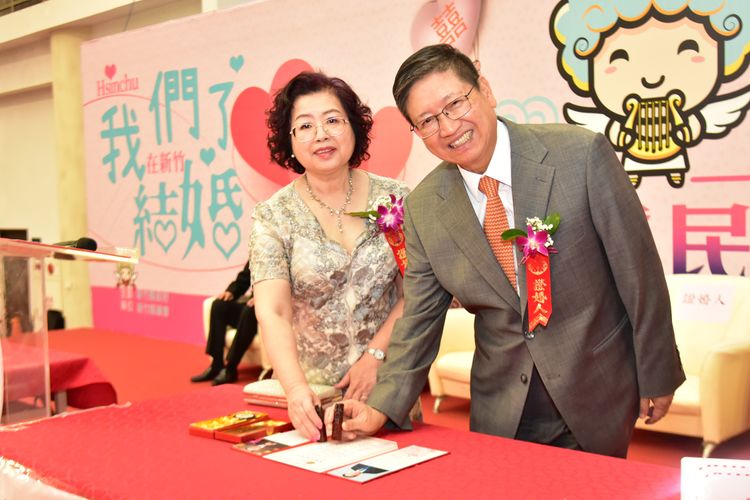 新竹縣長楊文科伉儷見證用印。新竹縣府提供