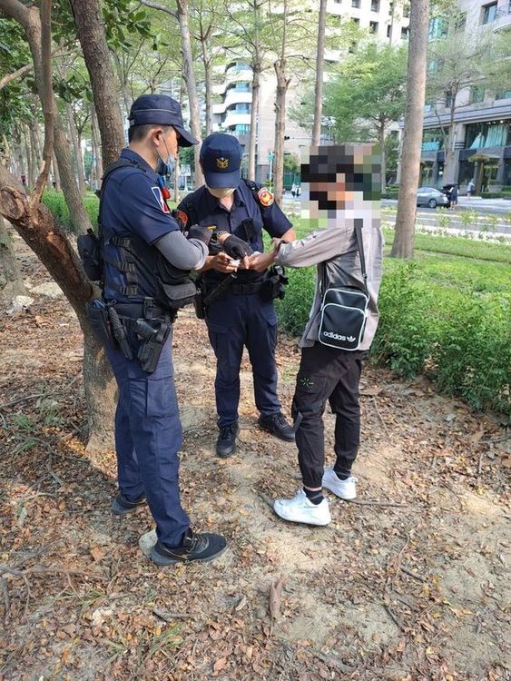 高雄輕軌「龍貓隧道」路段通車後，吸引許多民眾打卡拍照，但也有人因此闖越軌道，高雄捷運警察9日下午開出此路段首張罰單。（警方提供）