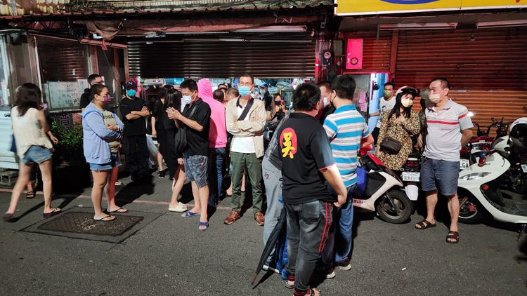 附近住戶民眾都出來關心。黃仲瑜攝