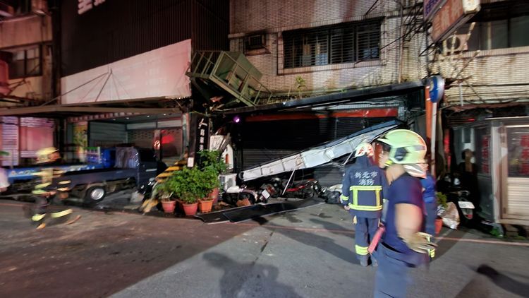 卡拉OK外的機車與電塔都被撞毀。黃仲瑜攝