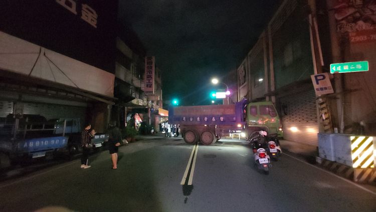 砂石車橫在馬路上，最後由警員協助開回保管場查扣。黃仲瑜攝