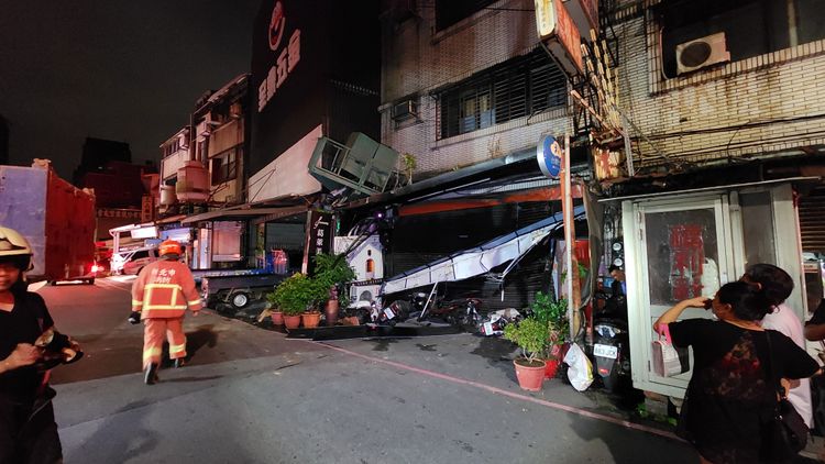 消防隊獲報到場查看有無人受傷。黃仲瑜攝