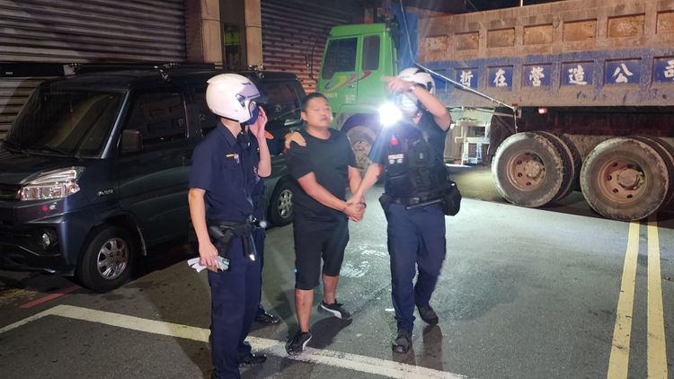 吳男被警方上銬。黃仲瑜攝