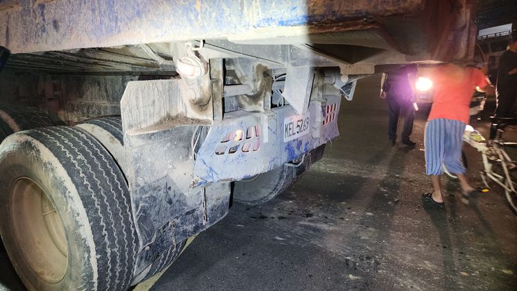 砂石車後方鋼板都被撞彎。黃仲瑜攝