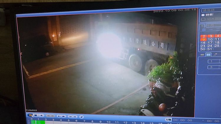 吳男開砂石車回到現場，先撞隔壁店家。翻攝畫面