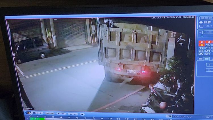 吳男踹完門後，上車直衝店家門口。翻攝畫面