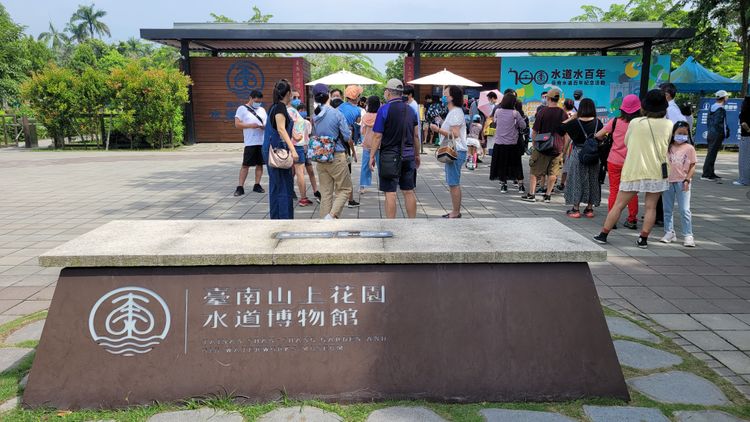 遊客排隊進園。劉榮輝攝