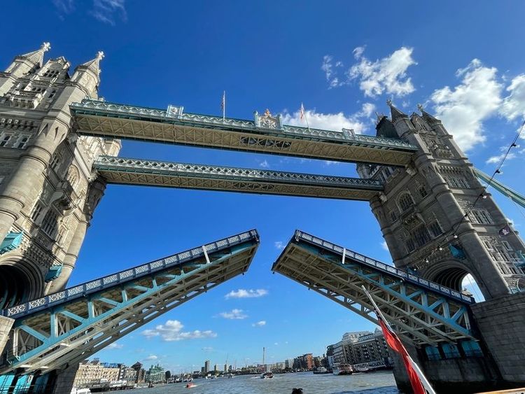 英國僑界8日將國慶活動移師至倫敦泰晤士河面舉 辦，租下大船，讓倫敦塔橋「為台灣而開」，創造歷史一刻。 中央社