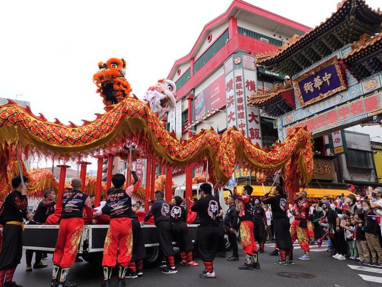 日本橫濱僑界10日舉辦雙十國慶活動，有舞龍舞獅表 演。中央社