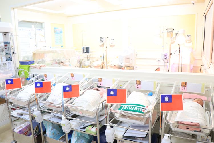 茂盛醫院今天一個上午就誕生6個國慶寶寶，嬰兒室內旗海飛揚，院方拍攝時還有個寶寶分娩中。茂盛醫院提供