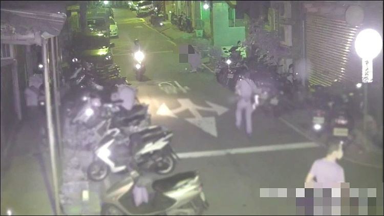 郭男體力不支倒地，女警隨後趕上逮捕。警方提供