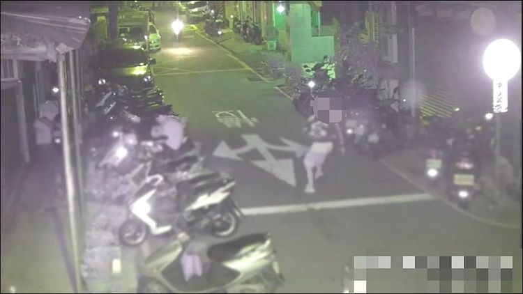 郭男遭盤查後，丟下機車往巷內跑去。警方提供