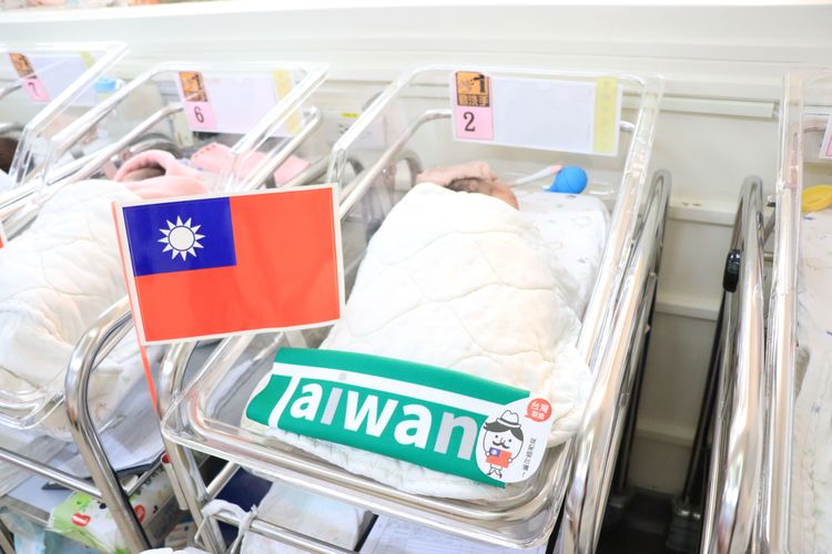 茂盛醫院送給國慶出生的寶寶每人一條「Taiwan in｣圖案的大毛巾，還有一頂防疫帽為其慶生。茂盛醫院提供