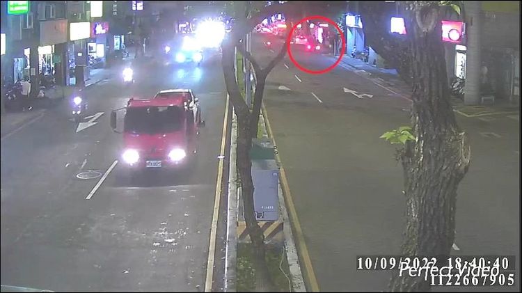 吳男與黃男兩人將車停在路旁理論，爭執不下爆發拉扯推擠。警方提供