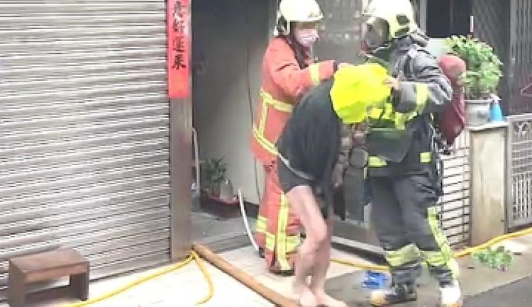 警消人員將受困的父親救出。民眾提供