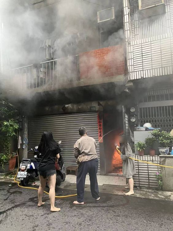 林家大姊二妹逃生後，企圖滅火時屋內還冒出濃煙。民眾提供