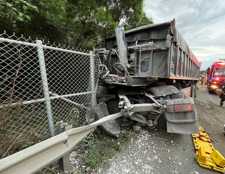 陳男駕駛砂石車準備前往桃園卸貨，卻因受到驚嚇自撞護欄。警消提供