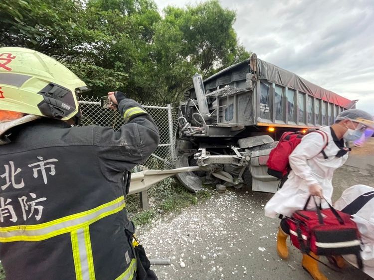 駕駛砂石車的陳男僅受到輕微擦挫傷，送醫後並無大礙。警消提供