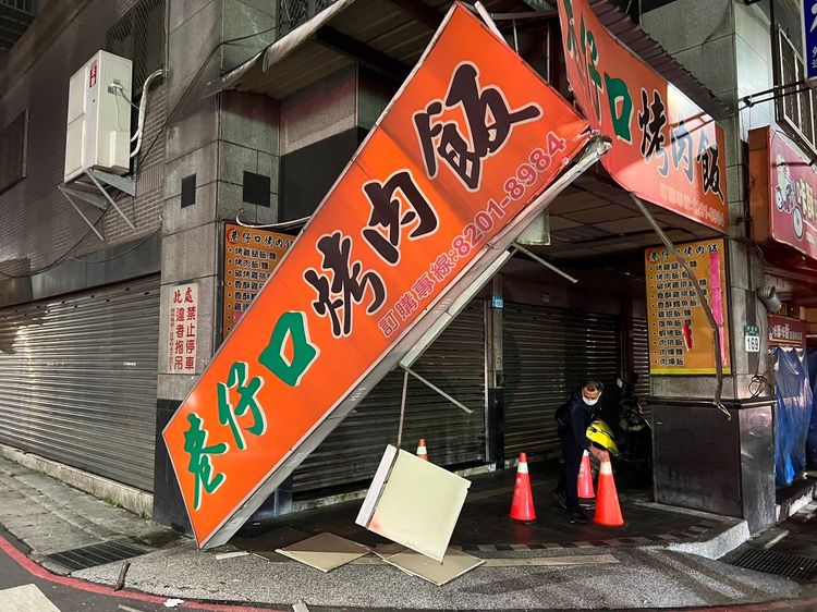 店家招牌遊覽車擦撞導致掉落，但楊男質疑店家招牌過於突出也有過失。警方提供