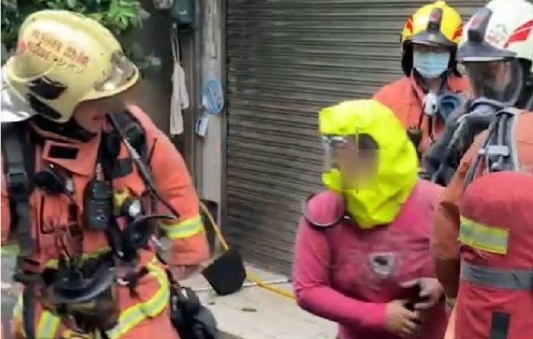 警消人員進入3樓陽台，將受困的母親救出。民眾提供