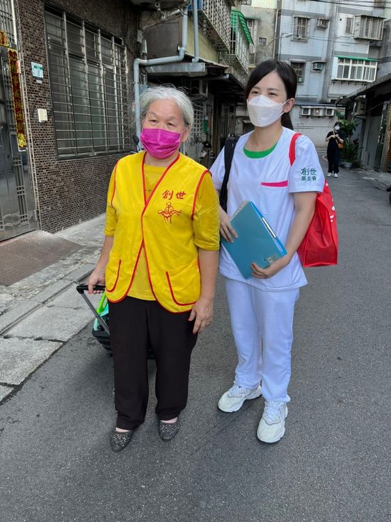 創世義工素碧阿姨，加入創世到宅義工已6年， 身體力行服務弱勢，讓她體會到付出得多，收穫更多。創世提供