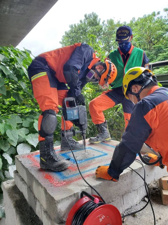 中和分隊經測試震災救援，合格升級為輕型救援隊。消防局提供