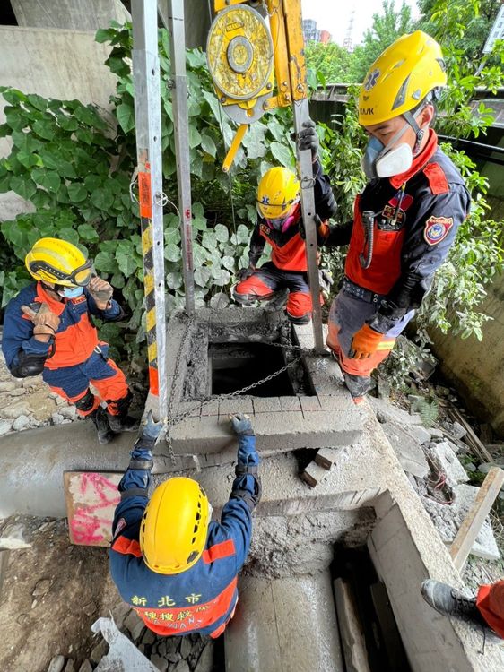 輕型救援隊可以在最快的時間內，針對受困淺層的民眾盡速展開快速救援。消防局提供