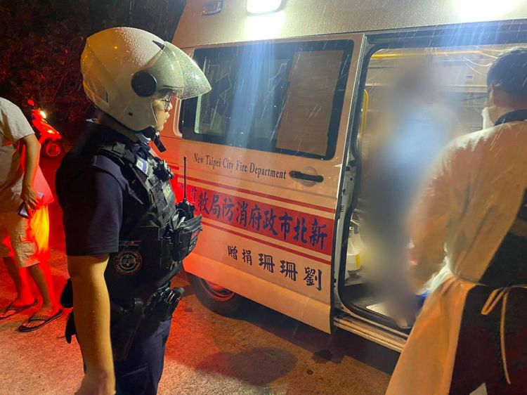 警方尋獲婦人，先將婦人穿上雨衣保暖。警方提供