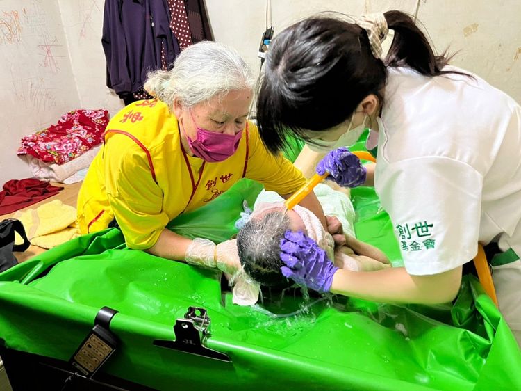 創世義工除了讓植物人身體清潔舒適外，更促進肌肉放鬆、提升血液循環及睡眠品質，以減輕植物人家庭照顧負擔。創世提供