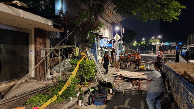 工程人員漏夜搶修。黃仲瑜攝