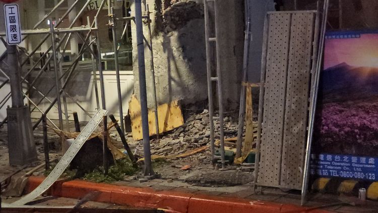 工程移除的外牆磁磚都掉落地面。黃仲瑜攝