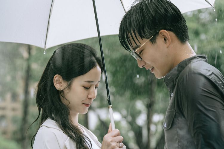 袁子芸（左）、張庭瑚在《你在我心上》有唯美淋雨戲。