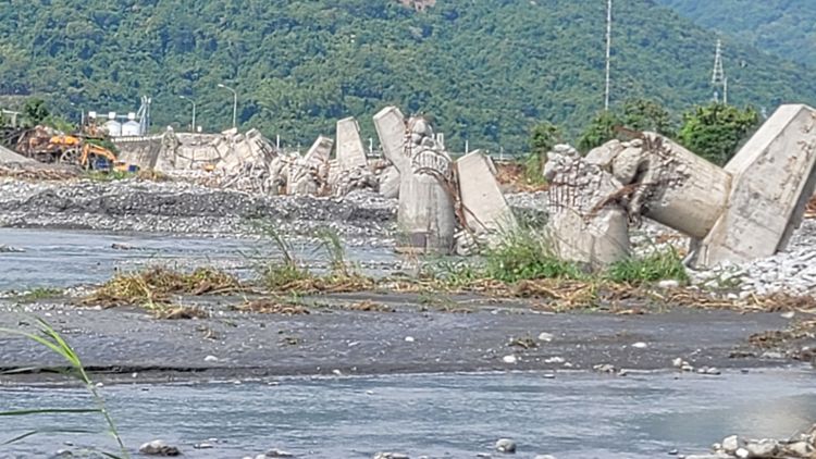 高寮大橋已拆除段落橋面，重建新橋至少需時28個月。民眾提供