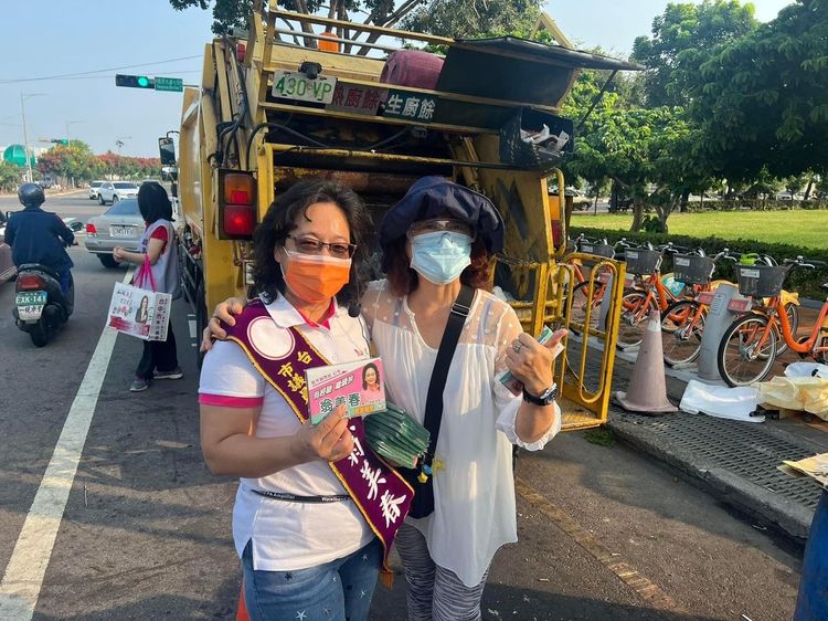 后豐區前市議員翁美春四年來持續服務爭取支持，王朝坤遭撤銷參選資格有助於她的票源挹注，重返市議會出現轉機。翁美春提供
