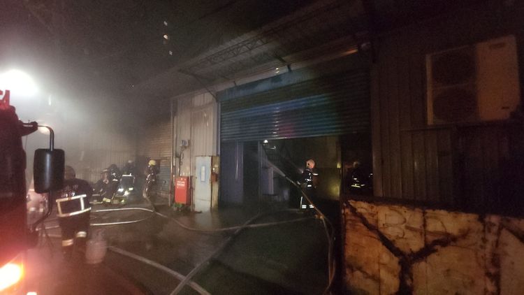 消防隊在隔壁工廠射水阻隔延燒。黃仲瑜攝