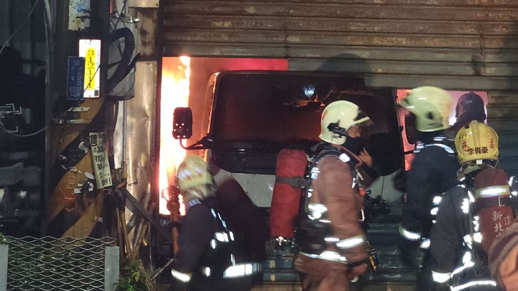 工廠內的貨車也被燒毀。黃仲瑜攝